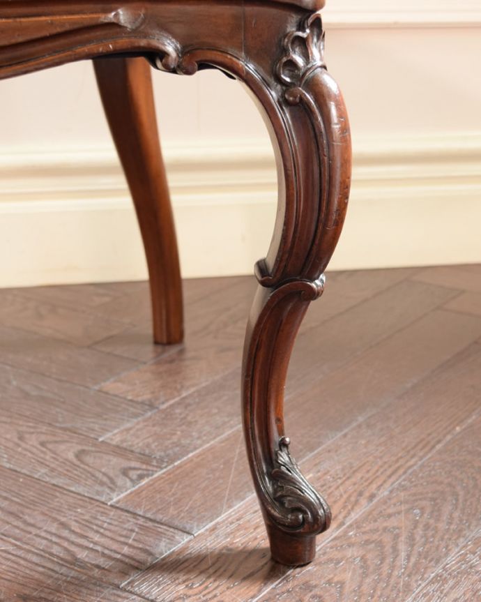 パーソナルチェア　アンティークチェア・椅子　アンティークサロンチェア、優雅なアーム付きの英国チェア　床を滑らせて移動出来ますHandleではアンティークチェアの脚の裏にフェルトキーパーをお付けしています。(q-409-c)