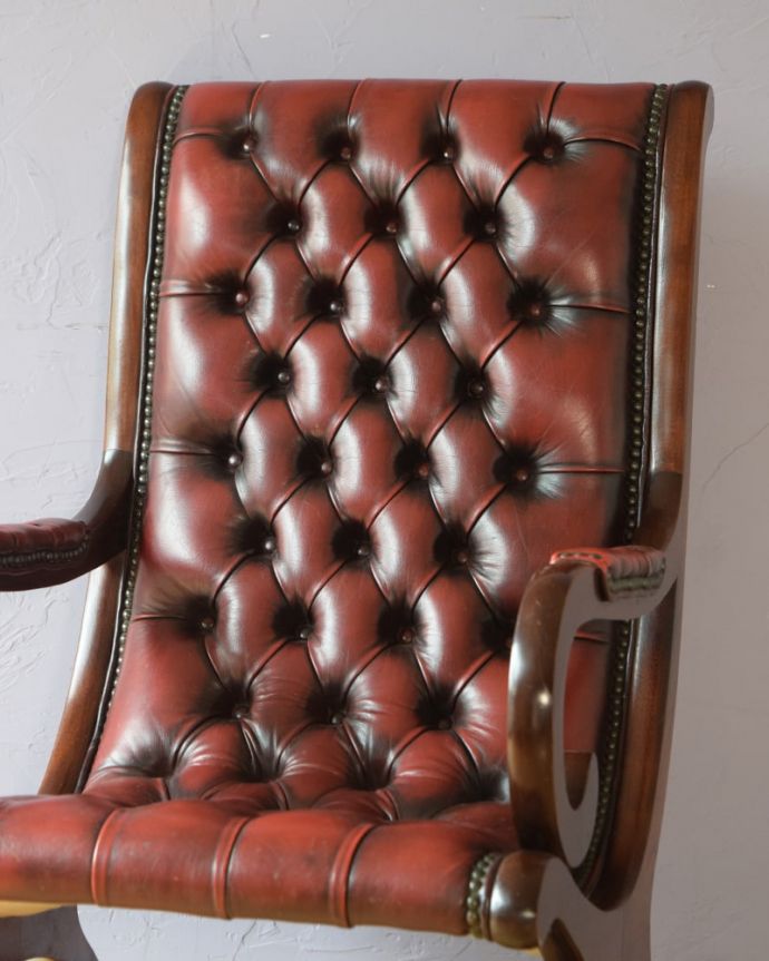 パーソナルチェア　アンティークチェア・椅子　(チェスターフィールド)イージーチェアｰ　ゆったりと包み込んでくれます時間を忘れてくつろげてしまう掛け心地。(q-410-c)