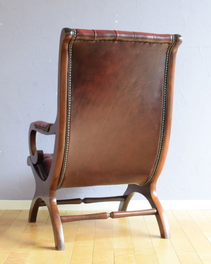 パーソナルチェア　アンティークチェア・椅子　(チェスターフィールド)イージーチェアｰ　後ろ姿までカッコいいドッシリとカッコいい後ろ姿に惚れ惚れしてしまいます。(q-410-c)