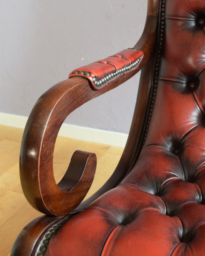 パーソナルチェア　アンティークチェア・椅子　(チェスターフィールド)イージーチェアｰ　アーム部分もカッコいい肘を掛けておけるアームチェアは座ったときにやっぱりラク。(q-410-c)