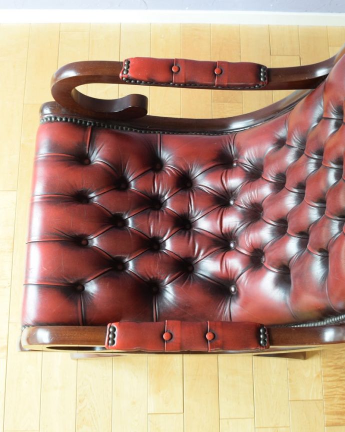 パーソナルチェア　アンティークチェア・椅子　(チェスターフィールド)イージーチェアｰ　革貼りの座面ヴィンテージなのでキズや汚れはありますが、キレイなものを買い付けて来ています。(q-410-c)