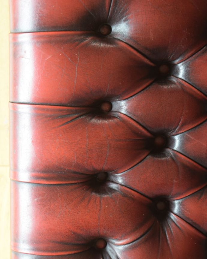 パーソナルチェア　アンティークチェア・椅子　(チェスターフィールド)イージーチェアｰ　近くで見るとこんな感じ。(q-410-c)