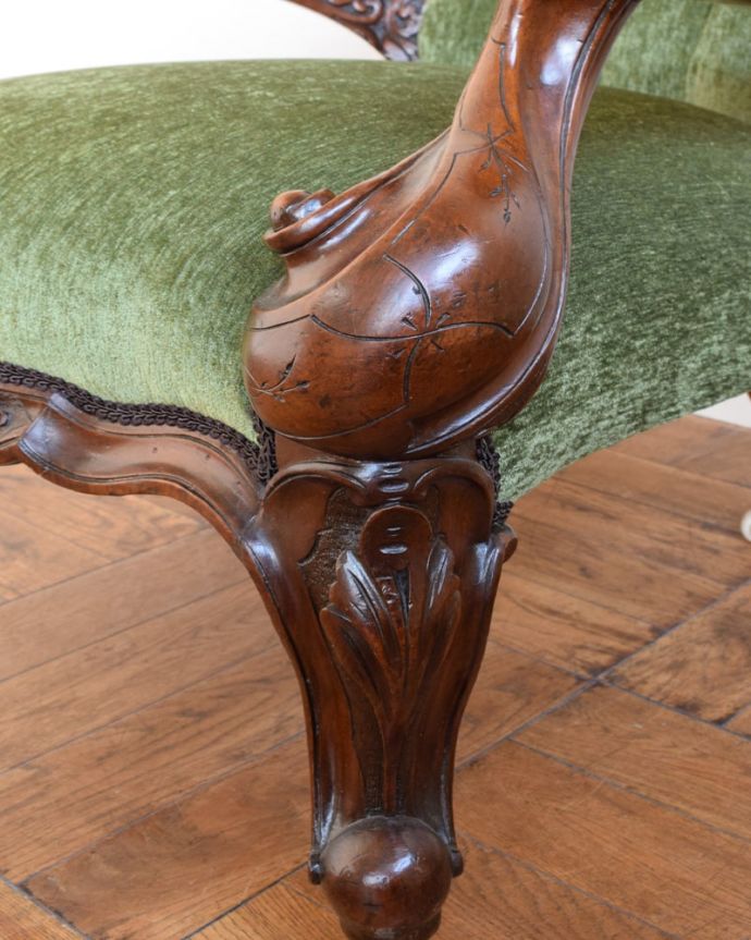 パーソナルチェア アンティークチェア・椅子 イージーチェアー うっとりするほど細かい細工まだ機械の発達していない時代に、手作業で作られた細かい細工。(q-411-c)