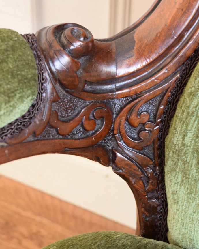 パーソナルチェア アンティークチェア・椅子 イージーチェアー アーム部分にも注目肘を掛けておけるアームチェアは座ったときにやっぱりラク。(q-411-c)