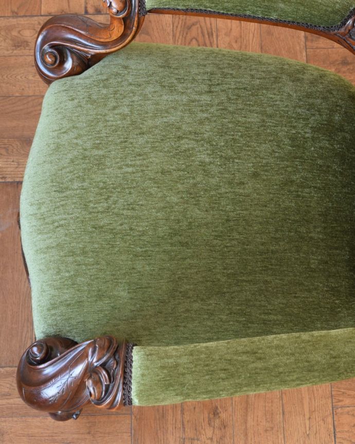 パーソナルチェア アンティークチェア・椅子 イージーチェアー 大切な自分だけの時間にナーシングチェアは座面がゆったりと広め。(q-411-c)