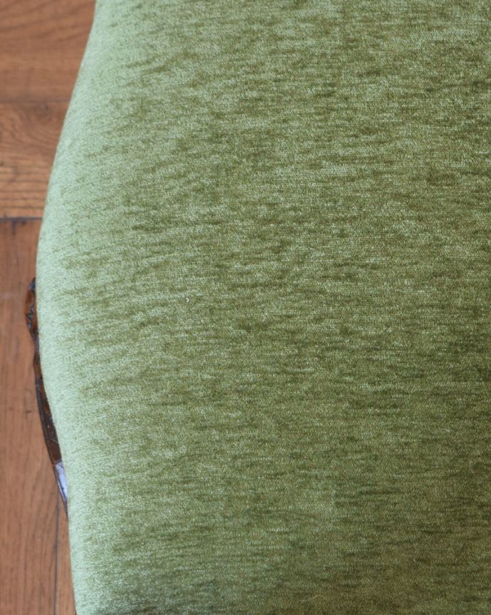 パーソナルチェア アンティークチェア・椅子 イージーチェアー 生地のセレクトにもこだわりました優雅なアンティークチェアの雰囲気をそのままに、一番似合う貼り座をじっくり選びました。(q-411-c)