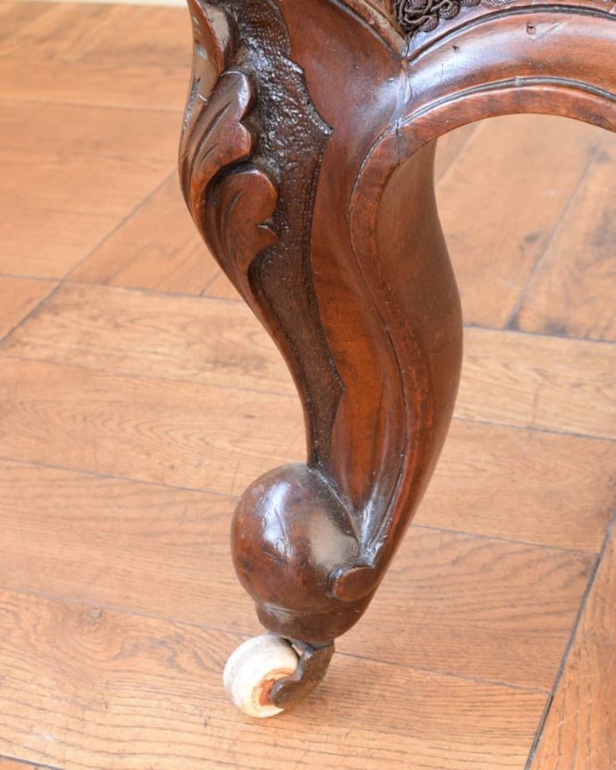 パーソナルチェア アンティークチェア・椅子 イージーチェアー 脚先にはキャスターがアンティークのものは現代のもののようにプラスチックではないため動きはよくありませんが調整したので動きます。(q-411-c)