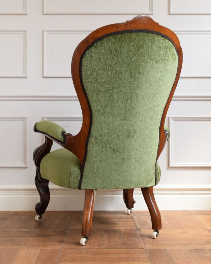 パーソナルチェア アンティークチェア・椅子 イージーチェアー 後ろ姿も上品です並べた時に後ろから見ることも多い椅子。(q-411-c)