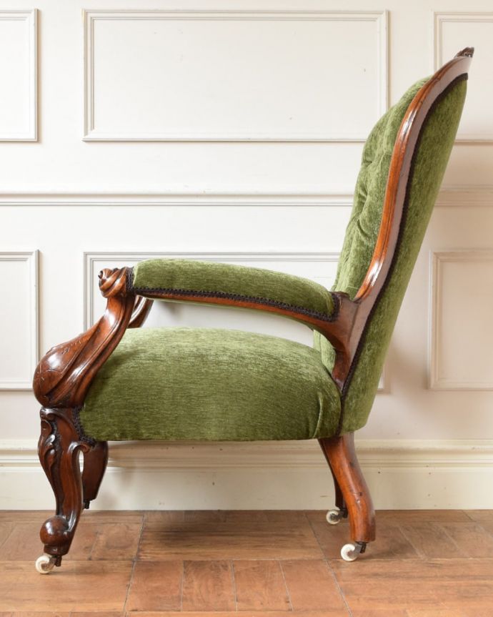 パーソナルチェア アンティークチェア・椅子 イージーチェアー 横から見ても優雅な立ち姿授乳のために作られた椅子は、座面が低く背もたれの角度もゆったり。(q-411-c)