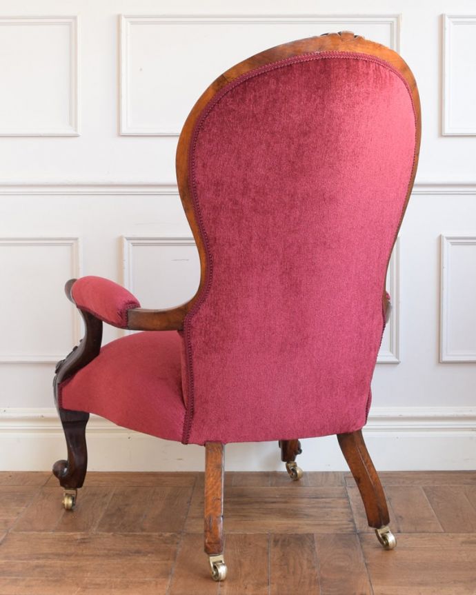 アンティークのパーソナルチェアの後ろ姿