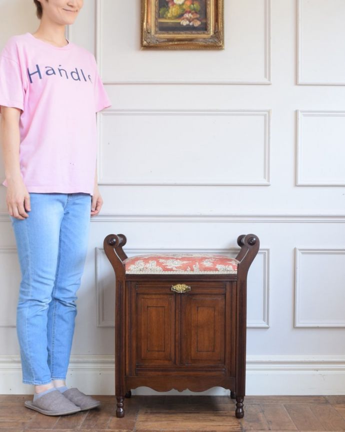 スツール・オットマン・ベンチ アンティークチェア・椅子 スツール 楽譜が収納できるめずらしいスツールスツールと言うより家具と言った方がいいほど美しい細工が施されたピアノスツール。(q-413-c)