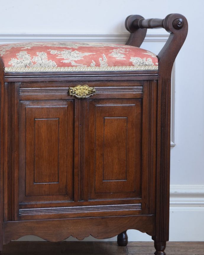 マホガニー材のアンティーク椅子、高級感のある収納付きの英国スツール