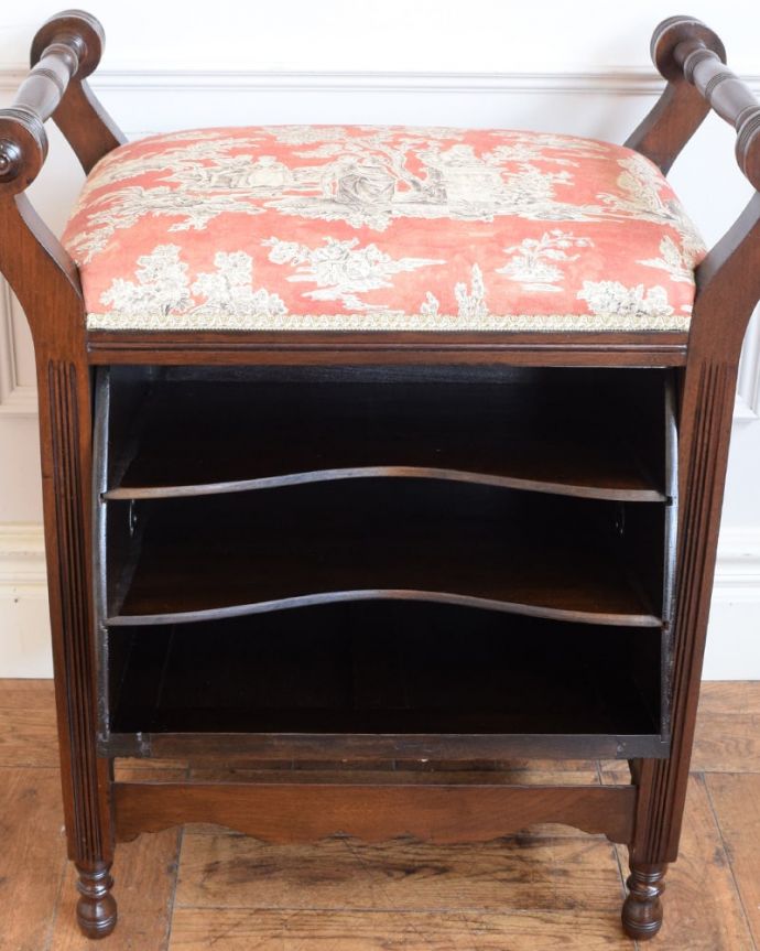 スツール・オットマン・ベンチ アンティークチェア・椅子 スツール 座面の下の扉を開くと・・・結構たっぷり収納できる収納は、もともと楽譜を入れるために作られた収納。(q-413-c)