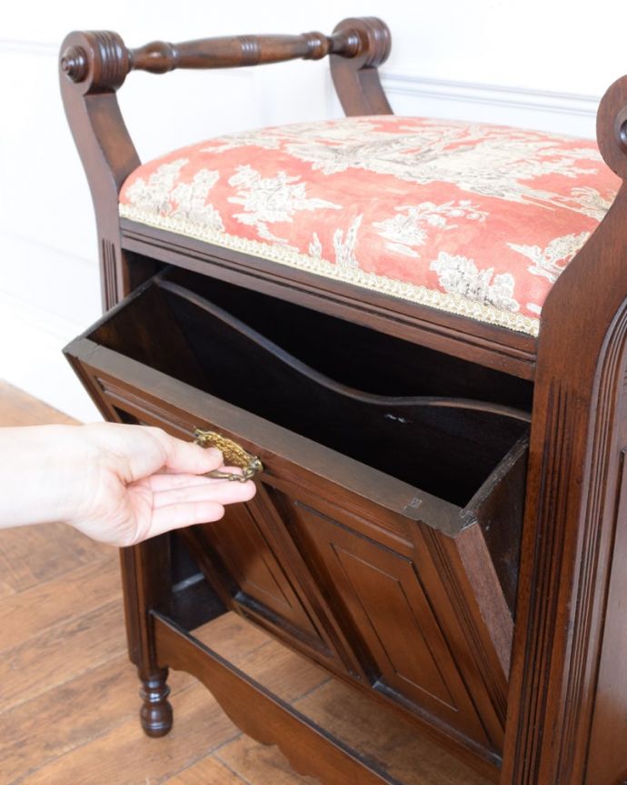 スツール・オットマン・ベンチ アンティークチェア・椅子 スツール 簡単に出し入れ出来ますちゃんと動くように修復したので、座面のすぐ下は、楽譜を入れるためにと作られたとされる収納があります。(q-413-c)
