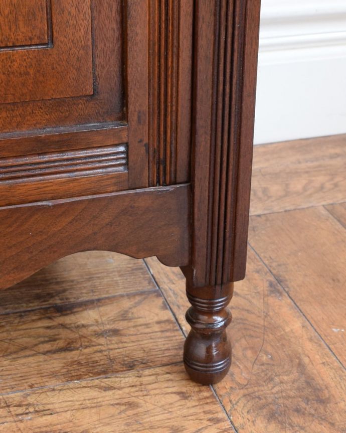 スツール・オットマン・ベンチ アンティークチェア・椅子 スツール 移動もラクラクの理由は…Handleのアンティークチェアの脚の裏には、フェルトキーパーをお付けしていますので、持ち上げなくても床を滑らせてお使い頂けます。(q-413-c)