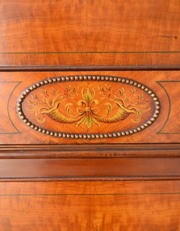 アンティーク家具　フランスのアンティーク家具、美しいチェストオブドロワーズ。装飾が施されどこから見ても絵になる美しさです。(q-414-f)