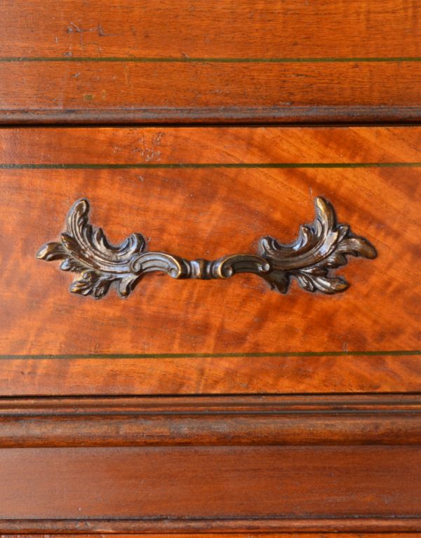 アンティーク家具　フランスのアンティーク家具、美しいチェストオブドロワーズ。アンティークならではの味わいある取っ手です。(q-414-f)