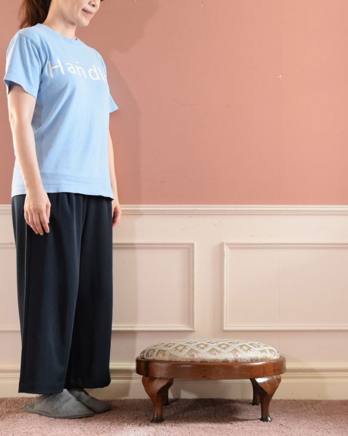 スツール・オットマン・ベンチ アンティークチェア・椅子 フットスツール 英国スタイルの気品溢れるフットスツールちょっと背が低めのスツールは、もともと脚を置くために造られたとてもこだわった造りの贅沢品。(q-415-c)