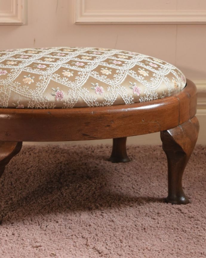 スツール・オットマン・ベンチ アンティークチェア・椅子 フットスツール しっかり修復してあるので安心してお使い下さいいろんな修復方法がありますが、Handleでは一度バラしてから再び組み直していますので実用的に使って頂けます。(q-415-c)