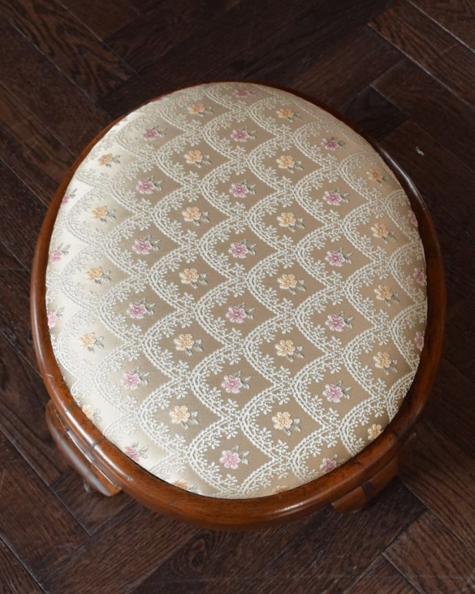 スツール・オットマン・ベンチ アンティークチェア・椅子 フットスツール 座面を見てみると・・・修復の際、座面は新しく張り替えたのでキレイです。(q-415-c)