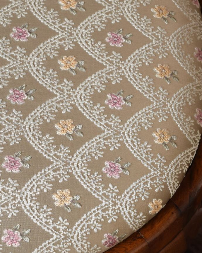 スツール・オットマン・ベンチ アンティークチェア・椅子 フットスツール 生地のセレクトもこだわりました優雅なスツールの雰囲気がそのままになるよう、生地のセレクトにはこだわりました。(q-415-c)