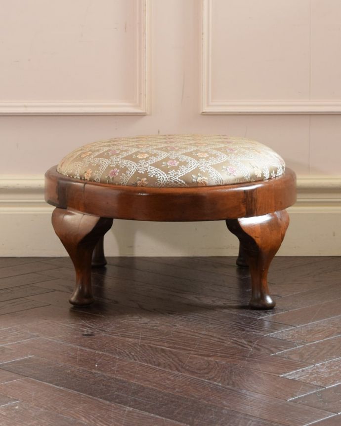 スツール・オットマン・ベンチ アンティークチェア・椅子 フットスツール 横から見ても美しい新品ではないので経年変化によるキズはありますが、専門の職人がキレイに修復しました。(q-415-c)