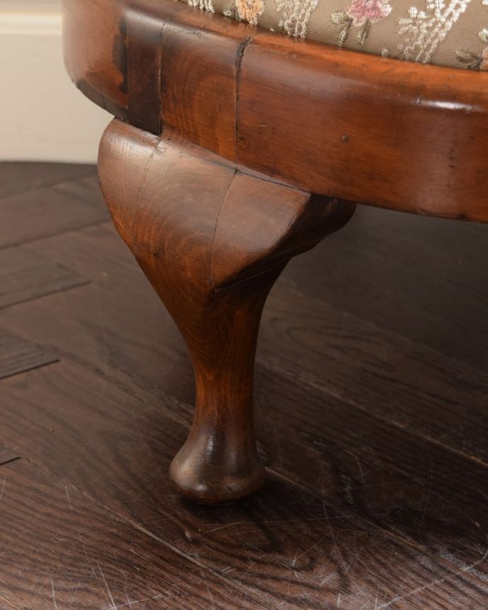 スツール・オットマン・ベンチ アンティークチェア・椅子 フットスツール 移動もラクラクHandleのアンティークチェアの脚の裏には、フェルトキーパーをお付けしています。(q-415-c)