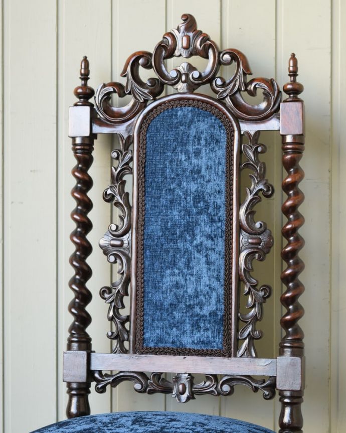 サロンチェア アンティークチェア・椅子 ホールチェアー アンティークらしい背もたれの装飾上質な雰囲気を漂わせる細かい彫。(q-416-c)