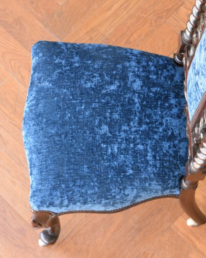 サロンチェア アンティークチェア・椅子 ホールチェアー 座面を上から見るとこんな感じ座面は布貼りなので、長時間座っても疲れません。(q-416-c)