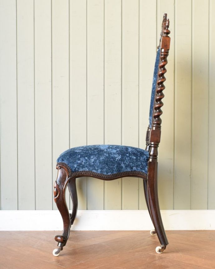 サロンチェア アンティークチェア・椅子 ホールチェアー 横から見ても優雅な立ち姿背もたれがカーブしているので楽です。(q-416-c)