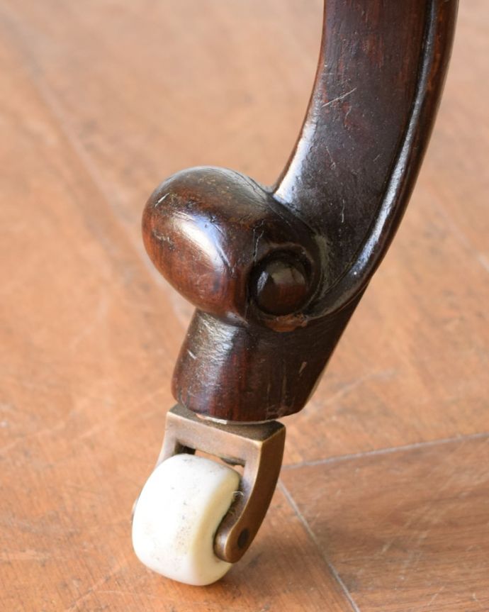 サロンチェア アンティークチェア・椅子 ホールチェアー 床を滑らせて移動出来ますHandleではアンティークチェアの脚の裏にフェルトキーパーをお付けしています。(q-416-c)