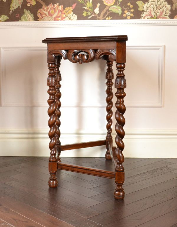アンティークのテーブル　アンティーク家具　アンティークのおしゃれな英国家具、コンソールテーブル（花台）。きちんと修復しているので、届いたその日からお使いいただけます。(q-416-f)