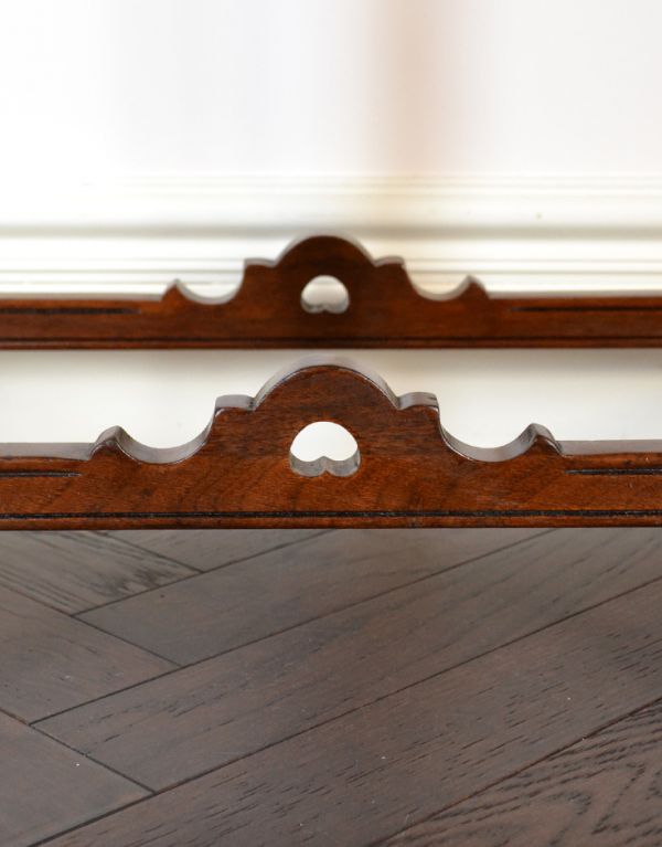 アンティークのテーブル　アンティーク家具　アンティークのおしゃれな英国家具、コンソールテーブル（花台）。細部にまでこだわった装飾が見られます。(q-416-f)