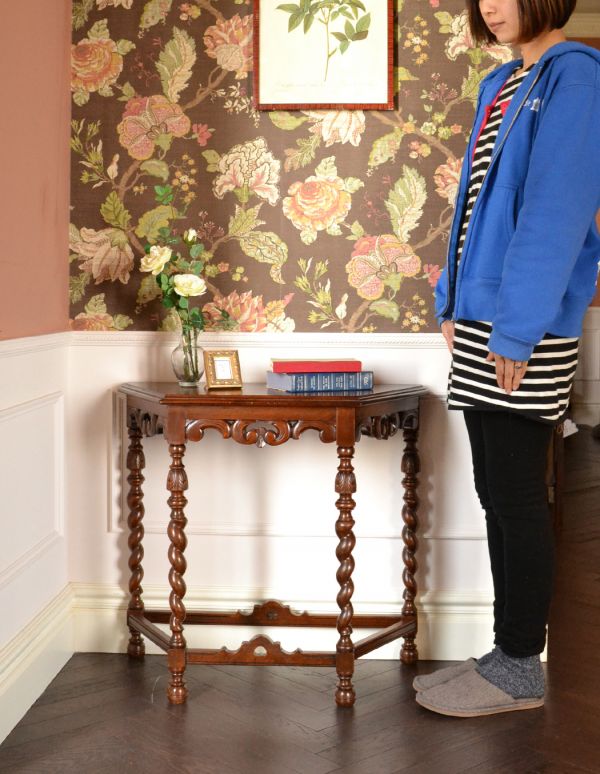 アンティークのテーブル　アンティーク家具　アンティークのおしゃれな英国家具、コンソールテーブル（花台）。玄関やリビングの片隅に置いてあるだけでオシャレな空気になります。(q-416-f)
