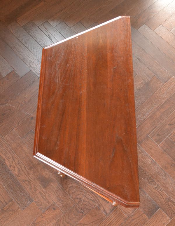 アンティークのテーブル　アンティーク家具　アンティークのおしゃれな英国家具、コンソールテーブル（花台）。天板もキレイに仕上げました。(q-416-f)