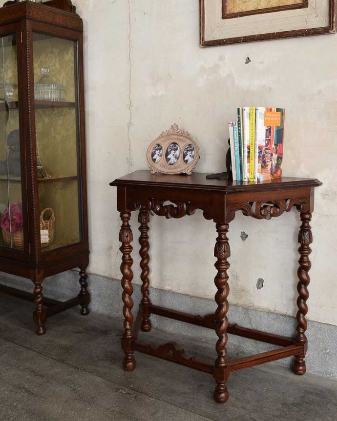 アンティークのテーブル　アンティーク家具　アンティークのおしゃれな英国家具、コンソールテーブル（花台）。美しいディスプレイ棚としても使えます。(q-416-f)