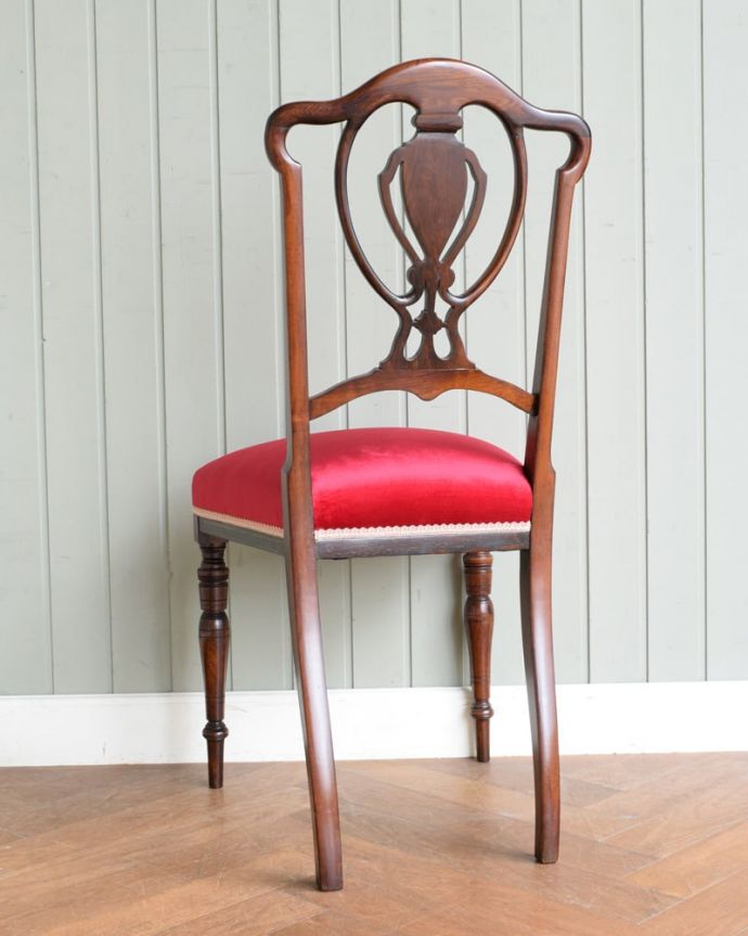 アンティークのサロンチェアの後ろ姿