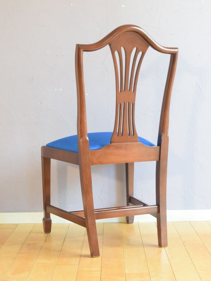 アンティークのサロンチェアの後ろ姿