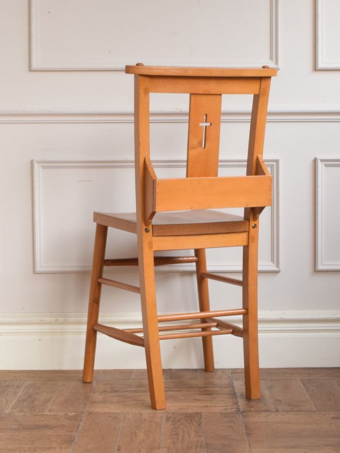 チャペルチェアの後ろ姿