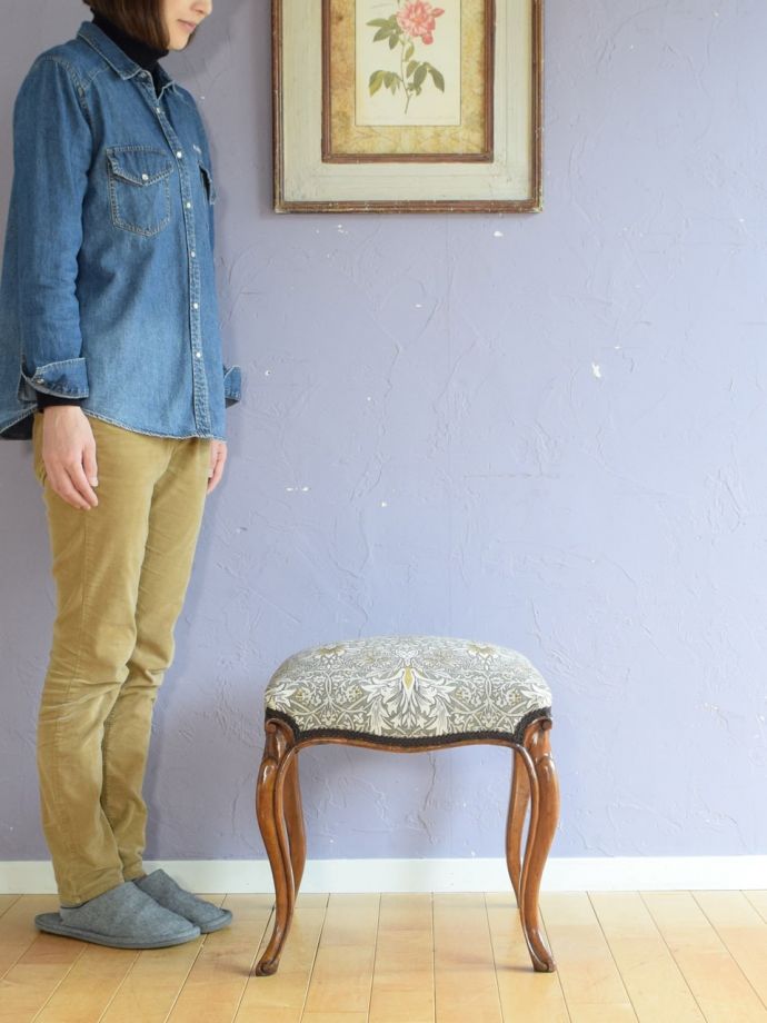 アンティークのピアノスツール