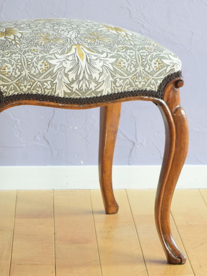 アンティークの椅子らしい美しい装飾