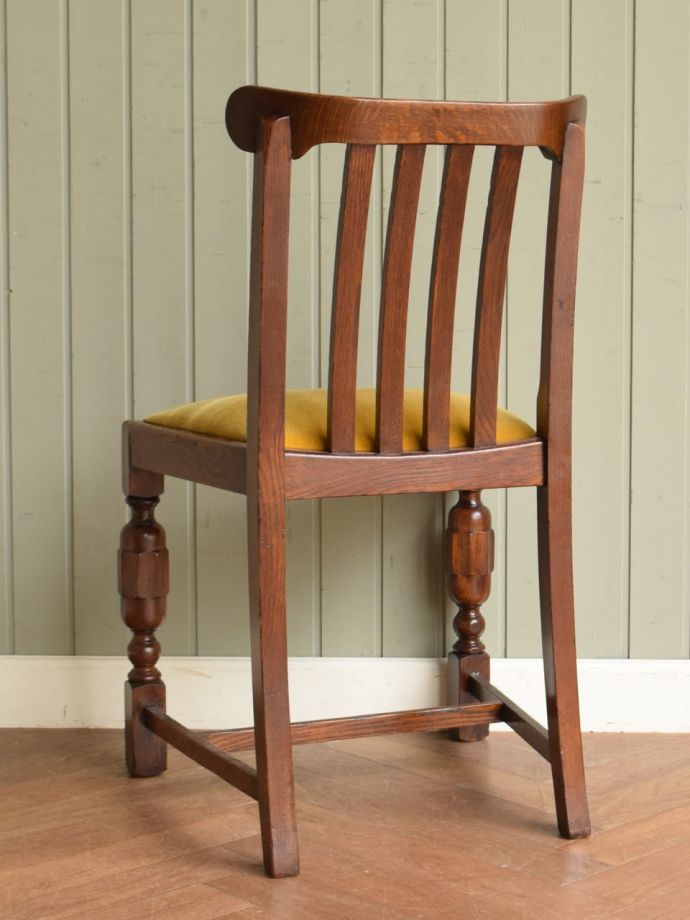 アンティークチェアの後ろ姿