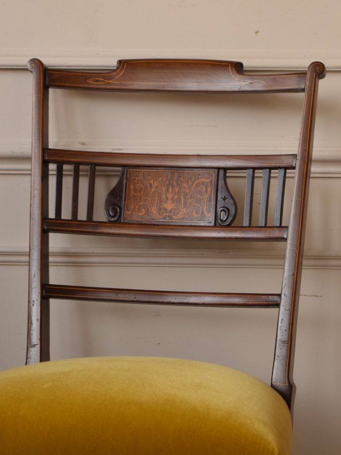 背もたれが美しいアンティークの椅子