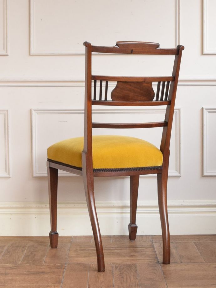 アンティークのサロンチェアの後ろ姿