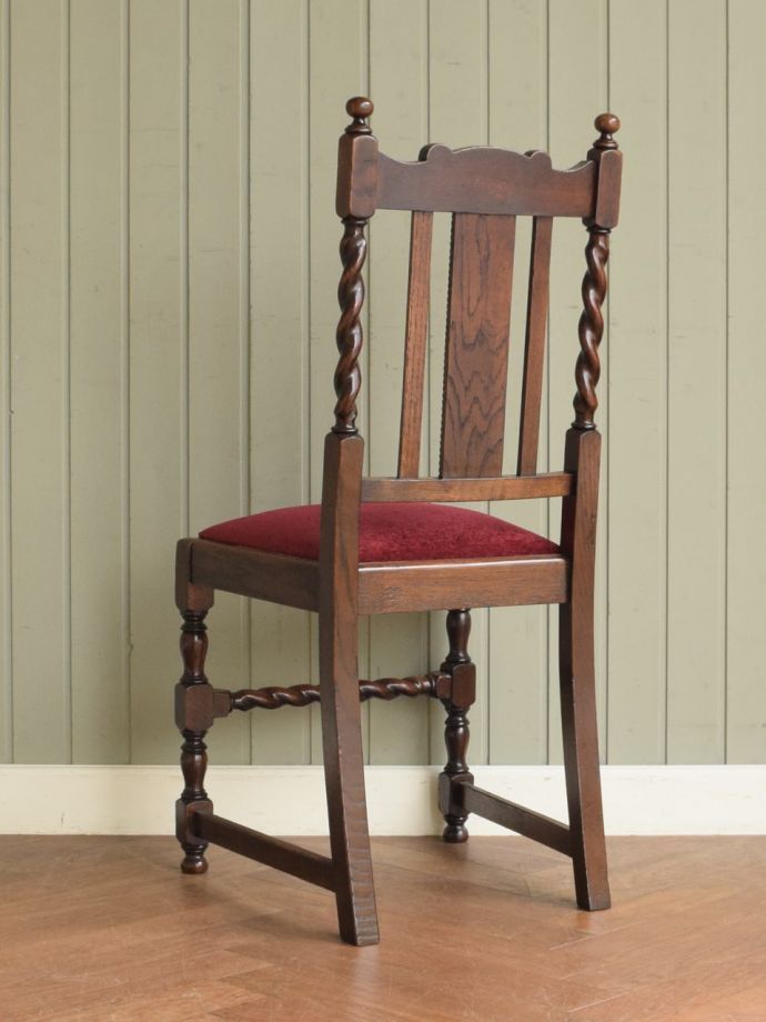 ダイニングチェアの後ろ姿