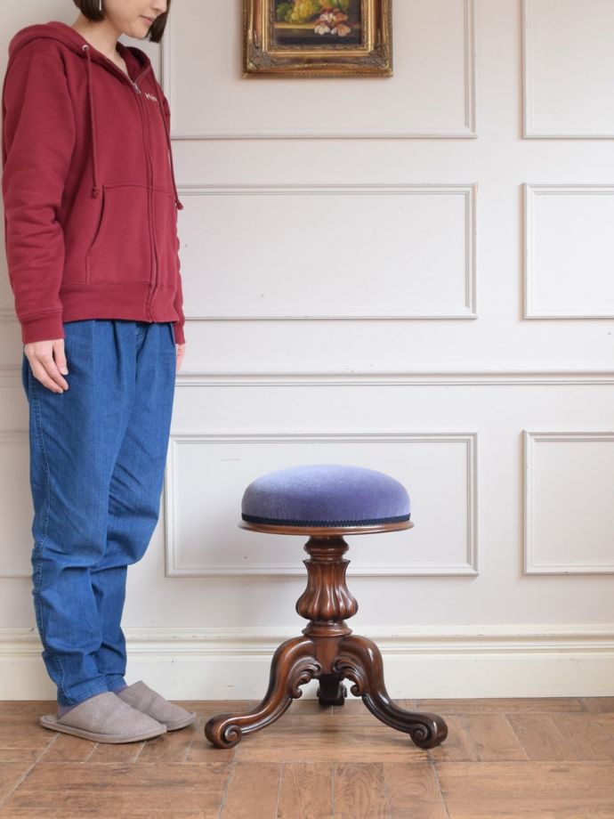 アンティークのピアノスツール