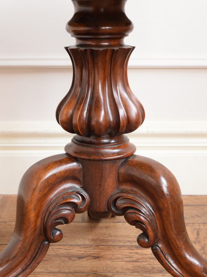 アンティークスツールの装飾