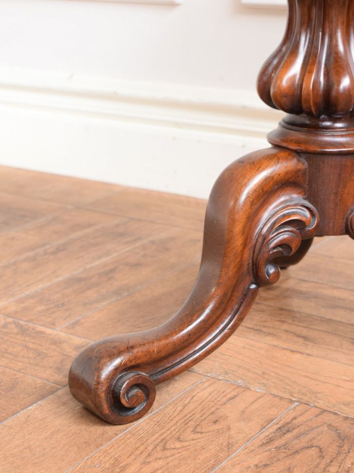 アンティークスツールの脚