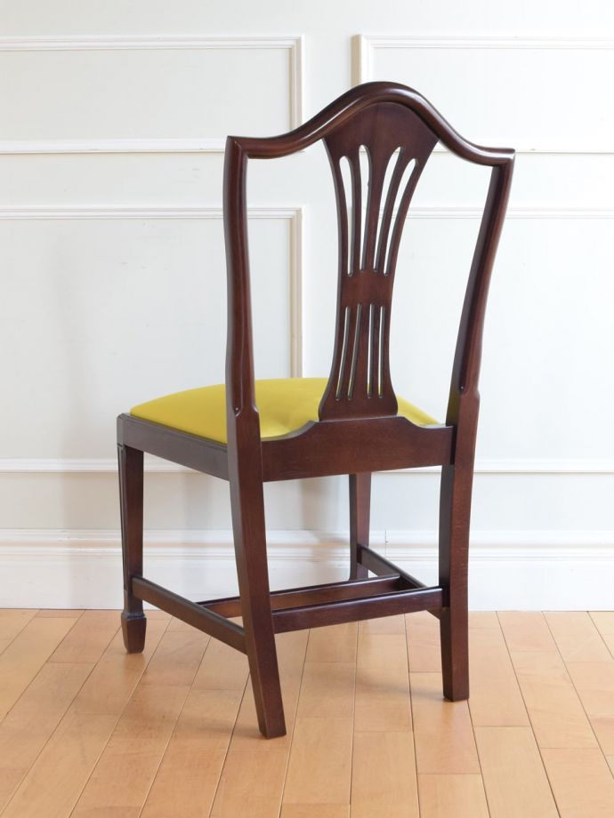 アンティークのサロンチェアの後ろ姿