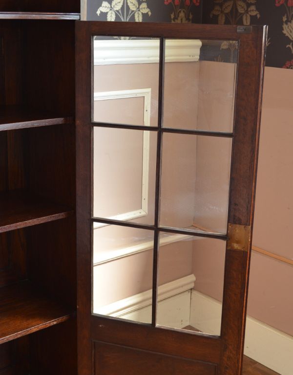 アンティーク家具　アンティーク英国家具、ガラス扉のブックケース（本棚）。アンティークのガラスがキレイにはめ込んであります。(q-427-f)